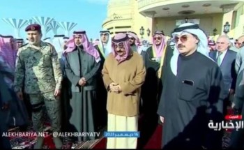 شاهد: لحظة تأثر وبكاء أمير الكويت بعد نقل جثمان الراحل الشيخ نواف الأحمد الصباح إلى مقبرة الصليبيخات