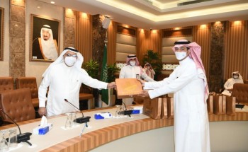 أمين الشرقية يكرم عدد من موظفي بلدية وسط الدمام المتميزين نظير جهودهم في التصدي لجائحة كورونا أمين الشرقية يكرم عدد من موظفي بلدية وسط الدمام المتميزين نظير جهودهم في التصدي لجائحة كورونا