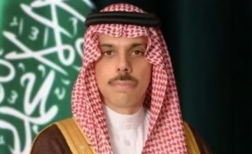 سمو وزير الخارجية يبحث مع نظيريه القطري والعُماني مستجدات المنطقة