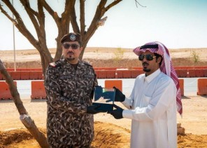 قائد القوات الخاصة للأمن البيئي يكرم المواطن “عبيد العوني” نظير حرصه في المحافظة على البيئة قائد القوات الخاصة للأمن البيئي يكرم المواطن “عبيد العوني” نظير حرصه في المحافظة على البيئة