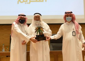 القويحص والسواط يكرمان مركز حي النزهة لجهوده المميزة في جائحة كورونا القويحص والسواط يكرمان مركز حي النزهة لجهوده المميزة في جائحة كورونا