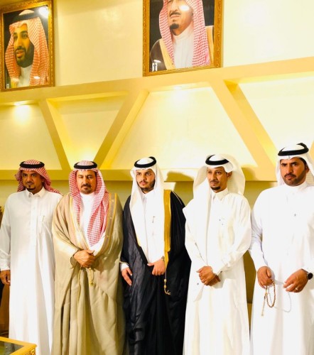 وسط حضور عائلي مبسط .. الشيخ حميدان نويجي الزبني يحتفل بزواج أبنائه “فايد و عبدالمجيد” في قرية المبرز بحائل
