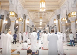 في رابع ليالي رمضان .. بالفيديو: صلاة التراويح في الحرمين الشريفين