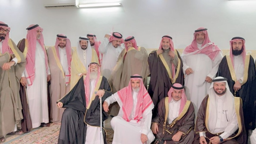 لــ” تجسيد  أواصر الترابط الحقيقي..  معرف قرية المحنا “عتيق مسفر الشويلعي يستضيف وفد من شيوخ قبائل عتيبة والقبائل الأخرى في ديوانه الخاص «بقرية المحنا » جنوب حائل