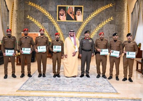 الأمير سعود بن نهار يكرم عددآ من منسوبي شرطة المحافظة الأمير سعود بن نهار يكرم عددآ من منسوبي شرطة المحافظة