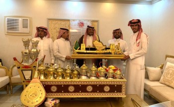 الهدايا سبقت الافتتاح .. اقتراب افتتاح ديوان رجل الأعمال “عايد بن خلف” في أم شعاري جنوب حائل .. والأخير: سيكون عامر بالخير والرجال الهدايا سبقت الافتتاح .. اقتراب افتتاح ديوان رجل الأعمال “عايد بن خلف” في أم شعاري جنوب حائل .. والأخير: سيكون عامر بالخير والرجال