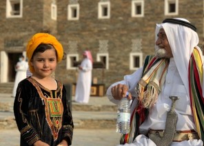صورة لطفلة بالزي العسيري تجذب أنظار زوار صيف رجال ألمع