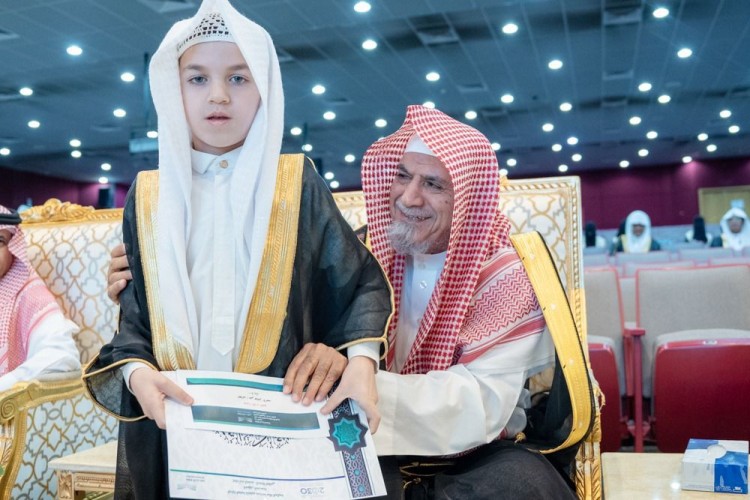 برعاية معالي الشيخ صالح بن حميد.. تعليم مكة تختتم المسابقة الرمضانية لحفظ القرآن الكريم وتجويده
