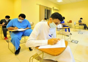 طلبة جامعة جازان يواصلون اختباراتهم النهائية طلبة جامعة جازان يواصلون اختباراتهم النهائية