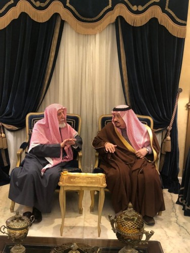 أمير منطقة الرياض يقدم العزاء في وفاة الشيخ عبدالرحمن بن عبدالملك بن إبراهيم آل الشيخ