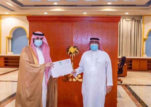نظير جهوده في الإبلاغ عن تعديات على أراضٍ حكومية .. أمير الجوف يكرم مواطن ويوجه له الشكر والتقدير نظير جهوده في الإبلاغ عن تعديات على أراضٍ حكومية .. أمير الجوف يكرم مواطن ويوجه له الشكر والتقدير