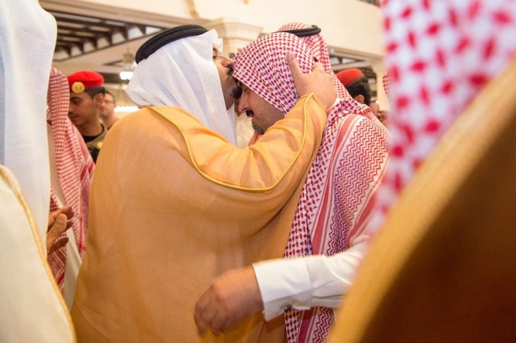 سمو نائب أمير الرياض ينقل تعازي القيادة لأسرة الشهيد القحطاني
