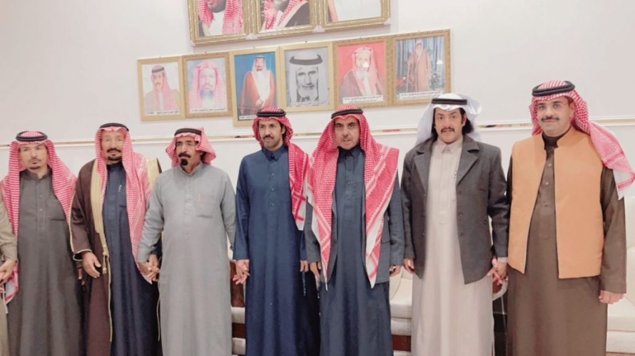 في زيارة جمعتهم على الود والصداقة والأخاء .. مرحب بن حسين بن شويلع يستضيف كوكبة من الأدباء والشعراء ورجل الأعمال في ديوانة الخاص بقرية العرادية