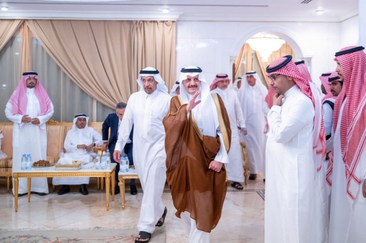 أمير الشرقية يقدم التعازي لعائلتي الفالح والدخيل