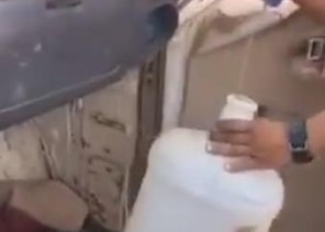 شاهد: شخص يقوم بتعبئة جالون بنزين داخل سيارته في محطة وقود بمكة .. والدفاع المدني يتدخل! شاهد: شخص يقوم بتعبئة جالون بنزين داخل سيارته في محطة وقود بمكة .. والدفاع المدني يتدخل!