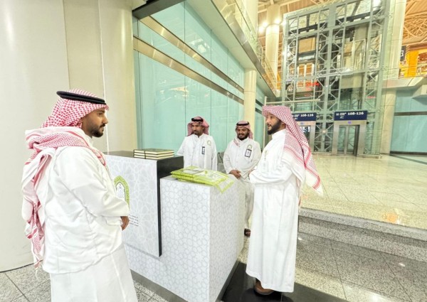 «مدير الشؤون الإسلامية» بالمدينة يتفقد توزيع هدية خادم الحرمين الشريفين بمطار الأمير محمد بن عبدالعزيز «مدير الشؤون الإسلامية» بالمدينة يتفقد توزيع هدية خادم الحرمين الشريفين بمطار الأمير محمد بن عبدالعزيز
