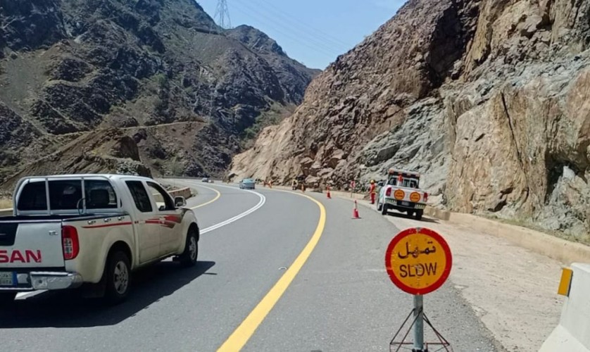 “نقل عسير” يباشر صيانة الطرق والعقبات بعد الأمطار التي شهدتها المنطقة