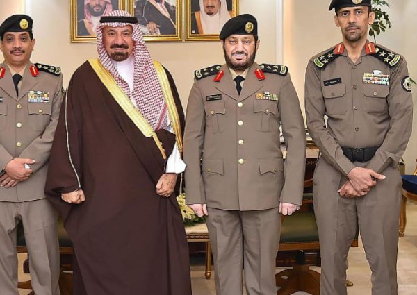 سمو أمير نجران يقلّد مدير إدارة المرور ومساعد مدير الشرطة للأمن الوقائي ومدير إدارة الأدلة الجنائية بالمنطقة رتبهم الجديدة