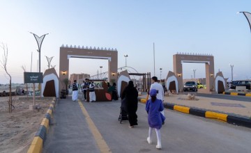 زوار مهرجان محمية الملك سلمان يعيشون تجربة زراعة النباتات والبذور زوار مهرجان محمية الملك سلمان يعيشون تجربة زراعة النباتات والبذور