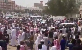 في مشهد مهيب.. مواطن يتنازل عن قاتل ابنه في اللحظات الأخيرة في ساحة القصاص برابغ (فيديو)
