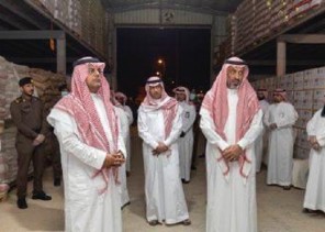 محافظ حفر الباطن يتفقد مستودعات جمعية البر