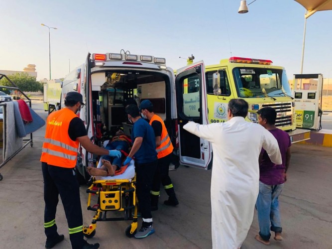 مدني بريدة يباشر حادث سقوط عامل داخل غرفة خزانات