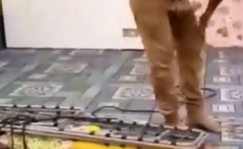مستشار قانوني يكشف عن العقوبة والغرامة المتوقعة بحق “معذب طفلته بالسوط” مستشار قانوني يكشف عن العقوبة والغرامة المتوقعة بحق “معذب طفلته بالسوط”