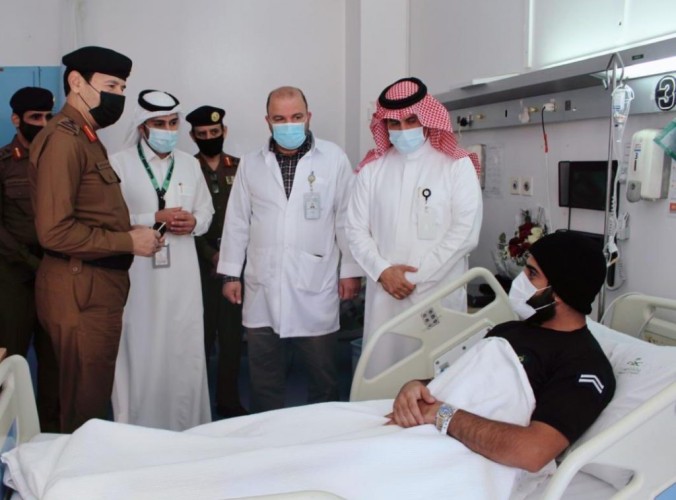 بعد تعرضهما لإصابة في إخماد حريق جبل غلامة .. مدير عام الدفاع المدني يطمئن على العريف خالد الشهري و سلمان العمري