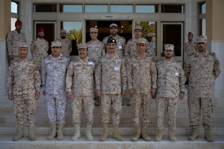 قائد سلاح الإشارة يُقلد عدداً من الضباط المترقين رتبهم الجديدة