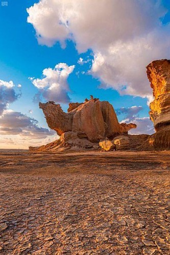 بالصور.. “صخرة الجمل البارك “.. تحفة نادرة تجذب السياح في الوجه بتبوك