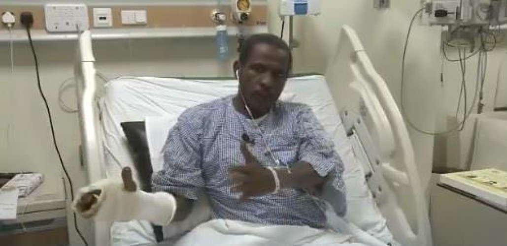 نائب أمير منطقة جازان يكافئ حارس مدرسة بعد تمكنه من إخماد حريق في مدرسة للبنات