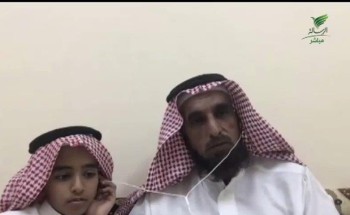 أول تعليق من الطفل عبدالرحمن الرشيدي مقدّم القهوة والتمر للأجانب وعابري السبيل في البكيرية عقب صلاة الجمعة أول تعليق من الطفل عبدالرحمن الرشيدي مقدّم القهوة والتمر للأجانب وعابري السبيل في البكيرية عقب صلاة الجمعة