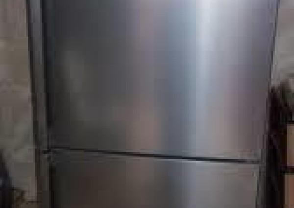 مواطن يشكو من تسبب تردد التيار الكهربائي بإحراق ثلاجته .. الكهرباء ترد!