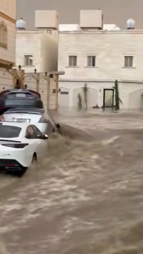بعد أمطار غزيرة.. بالفيديو: سيول غزيرة تجرف مركبات في حي الوسام بالطائف