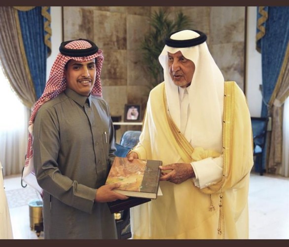 “بالصور..الفيصل يستقبل الشاعرالسبيعي بعد إنتشار مقطع ٍ له قاطعه فيه سمو الأمير “