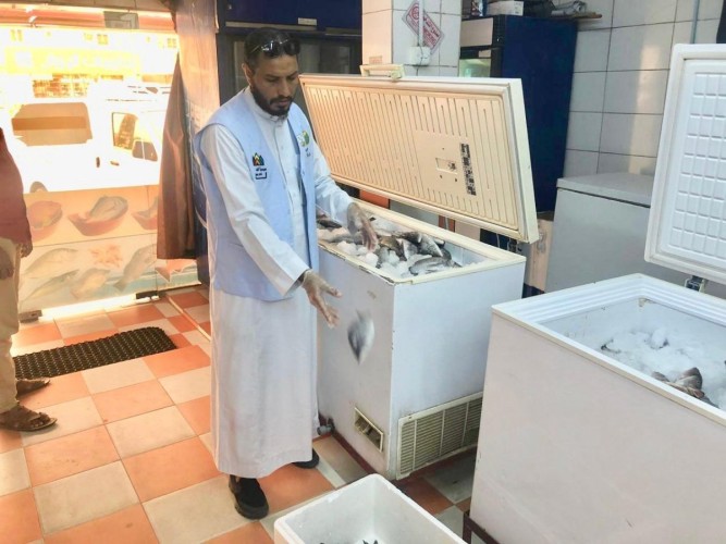 بلدية بارق تصادر ٤٠ كيلو من الأسماك ‬