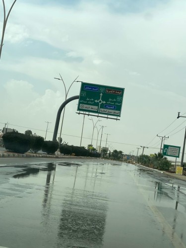 سالت على إثرها الشعاب .. هطول أمطار غزيرة على مركز القوارة بالقصيم