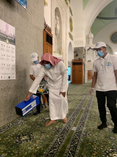 الشؤون الإسلامية تباشر تعقيم مسجد قباء بالمدينة المنورة بالأوزون