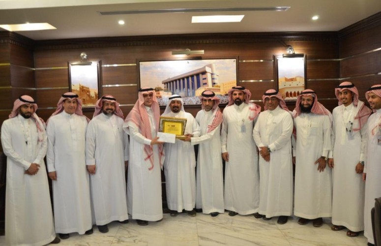 تعليم عنيزة تكرم قائد الحافلة المدرسية وتؤكد: نموذج مشرف للموظف الحريص على إنجاز عمله بأمانة وإتقان