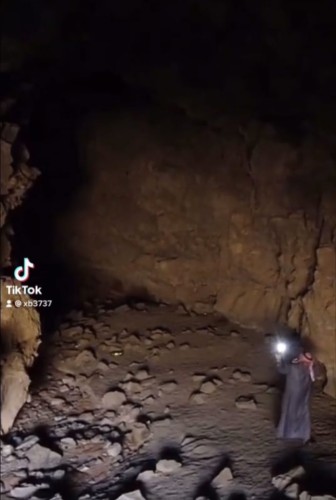 يحتوي على عظام حيوانات .. بالفيديو: العويمري يوثق فيديو مثير لـ” كهف” غرب الحائط .. وهذا ما طالب به الجهات المعنية!