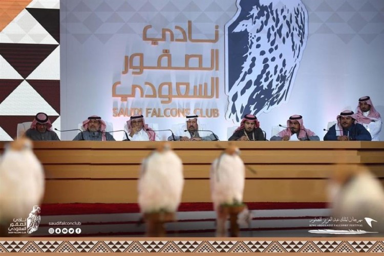 شاهد.. صقور تخطف الأنظار بمسابقة “المزاين”.. والصقار “الهاجري” يسيطر على جوائز اليوم الثاني