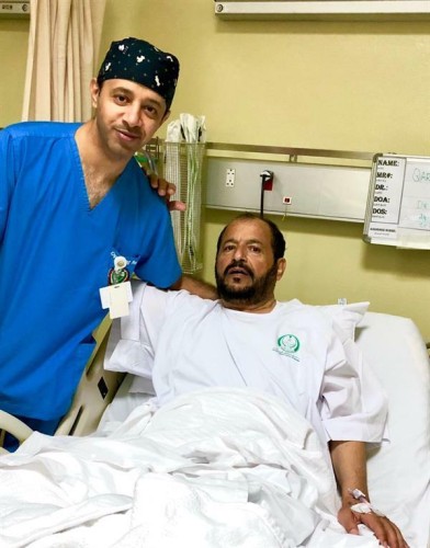 طبيب يلتقي في غرفة العمليات بأستاذه الذي درّسه في الابتدائية.. وهذا تعليقه