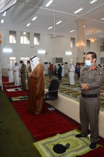وسط إجراءات احتزازية.. محافظ صامطة يؤدي صلاة عيد الأضحى بجامع العليا