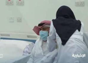 شاهد: أول مواطن يتلقى لقاح كورونا في المملكة شاهد: أول مواطن يتلقى لقاح كورونا في المملكة