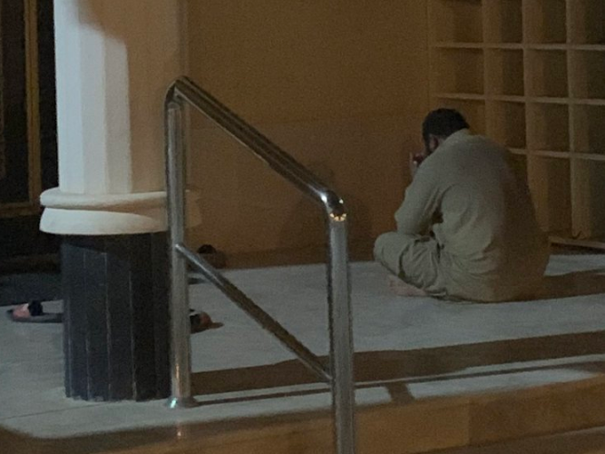 شاهد: عامل يبكي أمام مدخل أحد الجوامع بالرياض عقب أذان العشاء