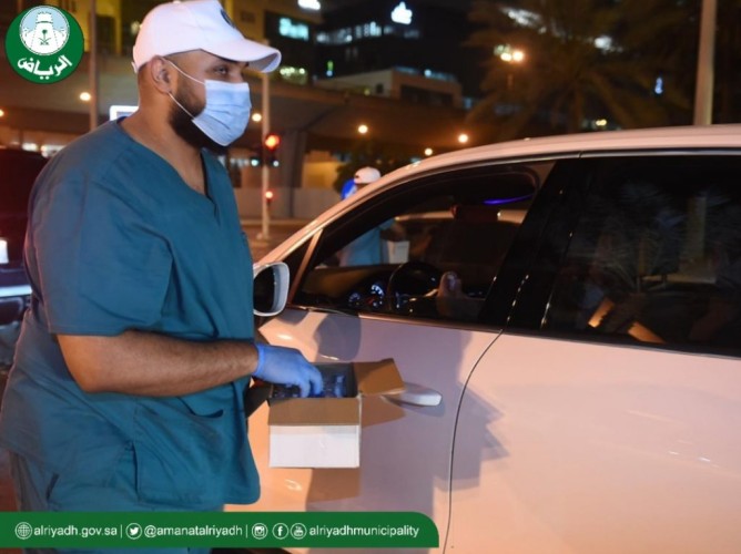 أمانة الرياض تبدأ بتوزيع معقمها مجانًا في ٢٥ موقعًا