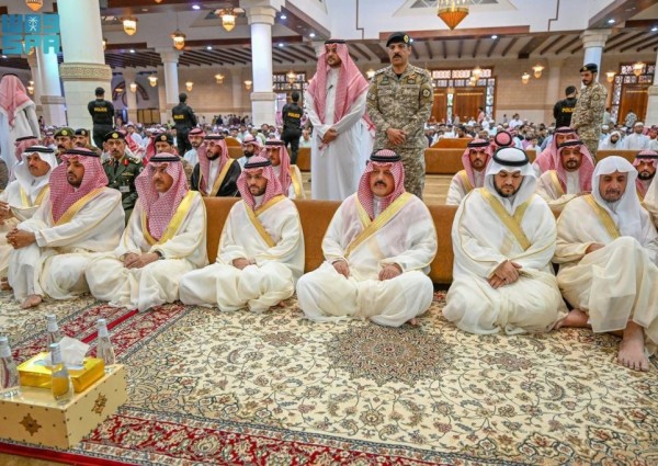 أمير منطقة حائل ونائبه يؤديان صلاة عيد الأضحى أمير منطقة حائل ونائبه يؤديان صلاة عيد الأضحى