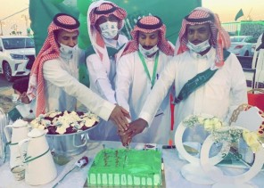 لجنة التنمية الاجتماعية الأهلية بالحليفة السفلى تحتفي باليوم الوطني وتوزع هدايا ومنشورات على المواطنين لجنة التنمية الاجتماعية الأهلية بالحليفة السفلى تحتفي باليوم الوطني وتوزع هدايا ومنشورات على المواطنين