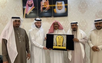 رئيس مركز الحقو ال حارث وشيخ شمل قبائل الحقو يكرمان الفنان التشكيلي قالب الدلح رئيس مركز الحقو ال حارث وشيخ شمل قبائل الحقو يكرمان الفنان التشكيلي قالب الدلح