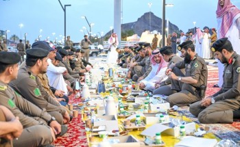 نائب أمير حائل يشارك رجال الأمن وجبة الإفطار في الميدان
